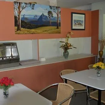 Beerwah Glasshouse Motel 3*,