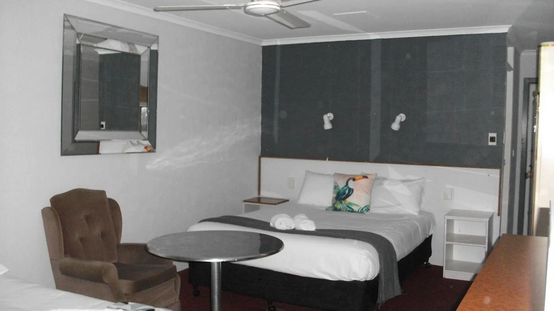 Beerwah Glasshouse Motel