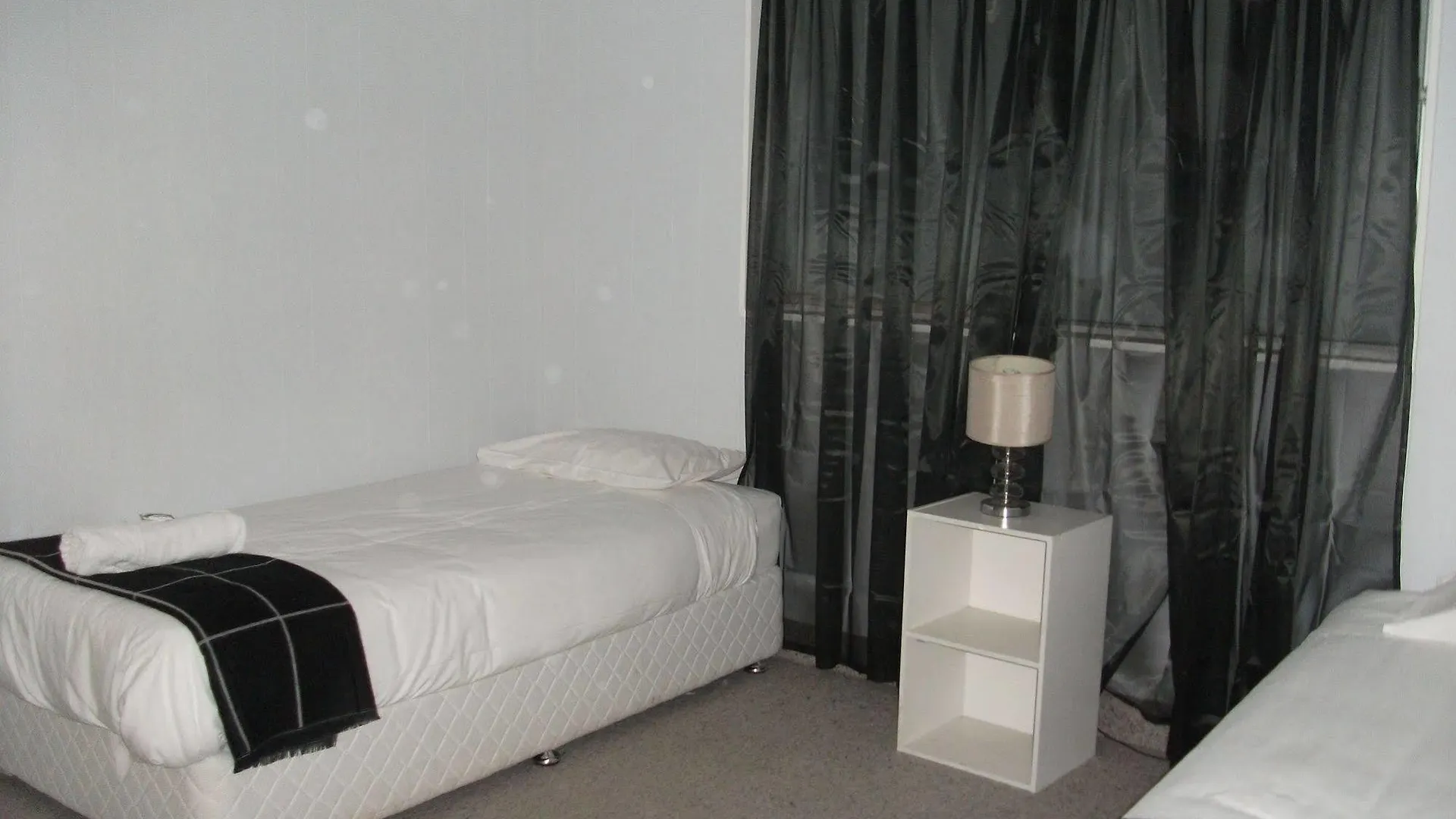 Beerwah Glasshouse Motel 3*,