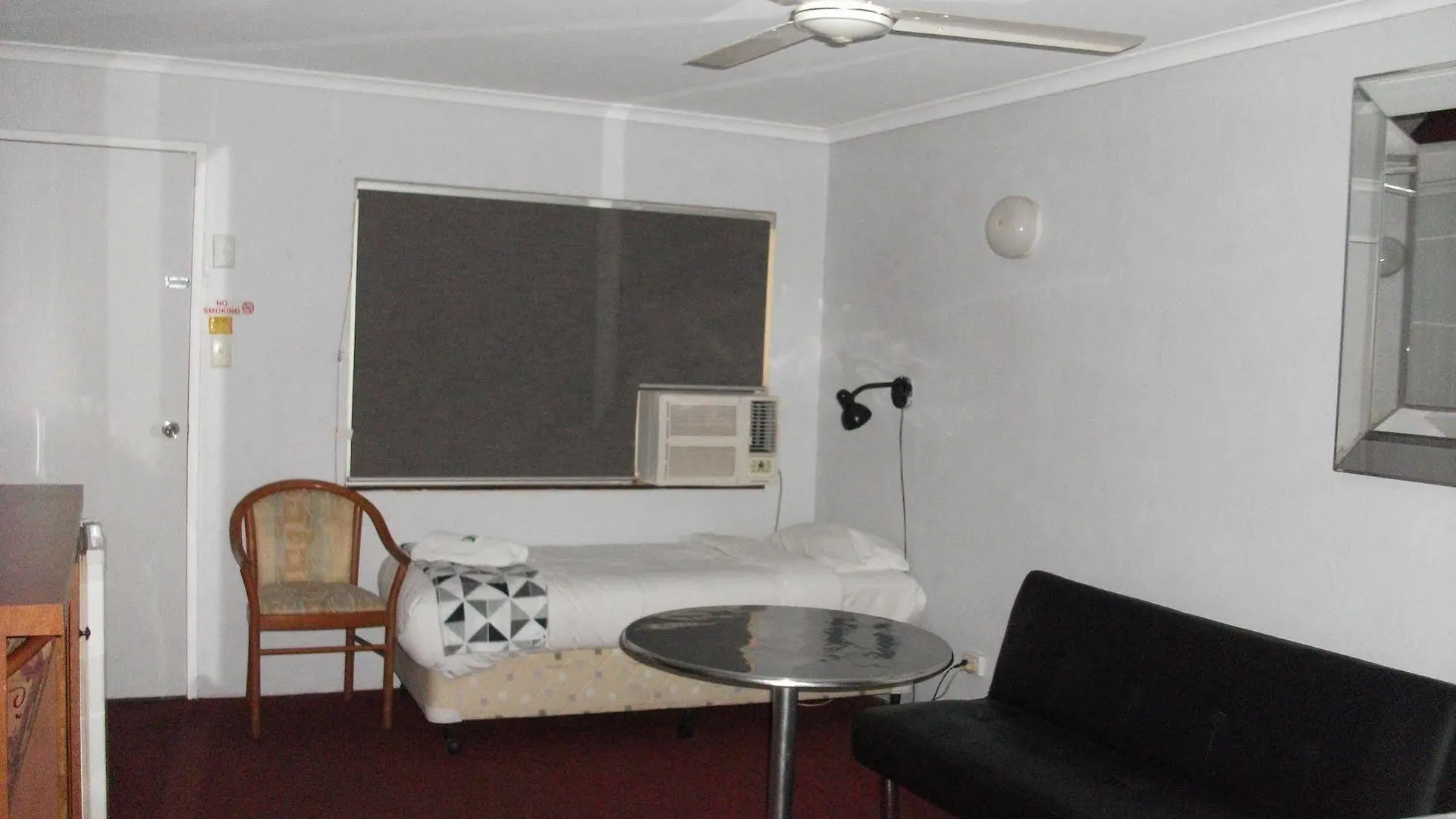Beerwah Glasshouse Motel 3*,