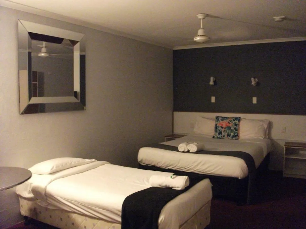 Beerwah Glasshouse Motel 3*,